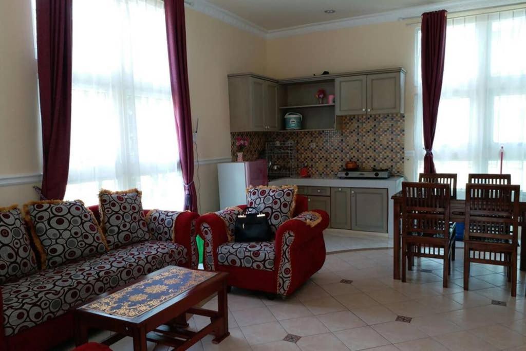 Villa Nils Cianjur Exterior foto